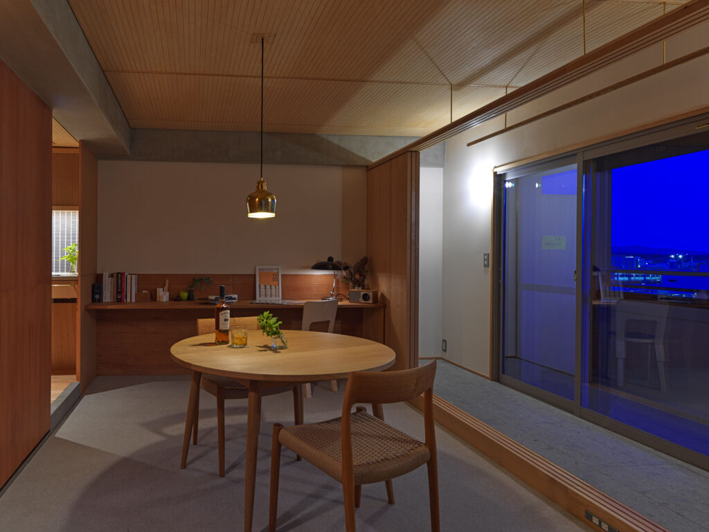 木製引戸を取り入れたマンションリノベで、風の通り抜ける住まいを