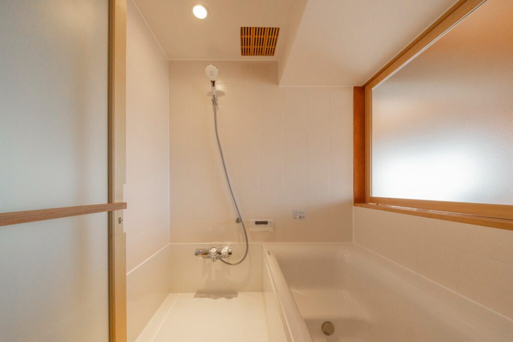 心地よい光が差し込む。ハーフユニットバスで変わるマンションの浴室