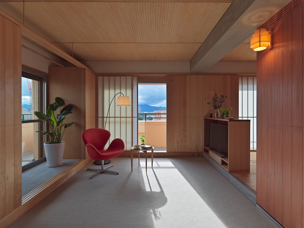 空間をゆるやかに繋ぎ、光と風の流れを生む