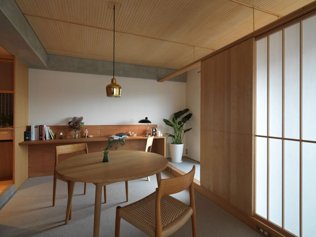 漆喰の壁が紡ぐ、やわらかな暮らし。マンションリノベで大切にしたい素材選び