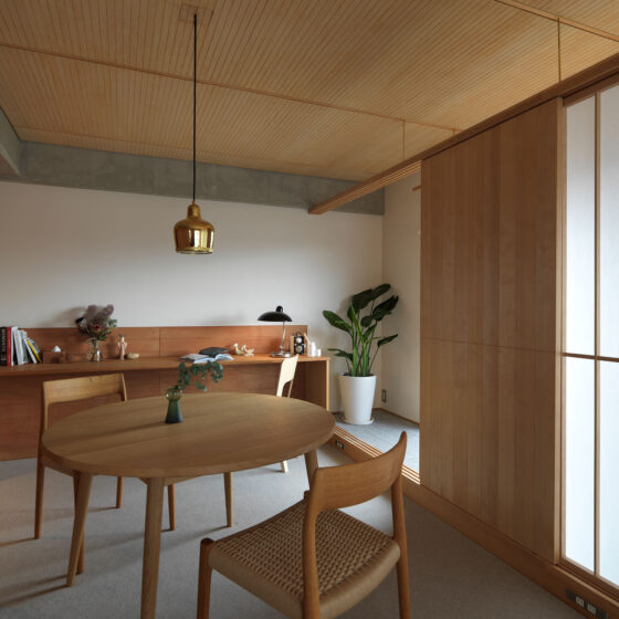 漆喰の壁が紡ぐ、やわらかな暮らし。マンションリノベで大切にしたい素材選び