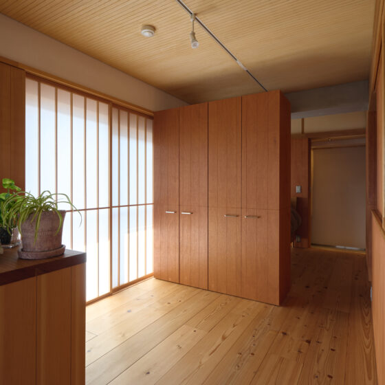 手をかけながら育てていく。マンションリノベで楽しむ無垢床材のある暮らし